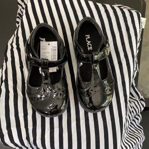Black patent t-strap dress shoes 8T